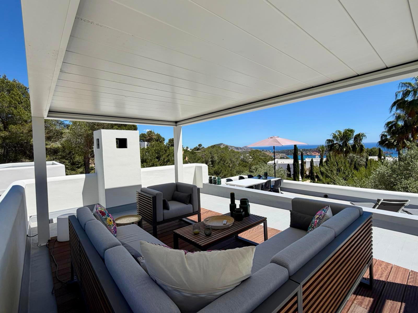 Rooftop-Lounge mit Meerblick