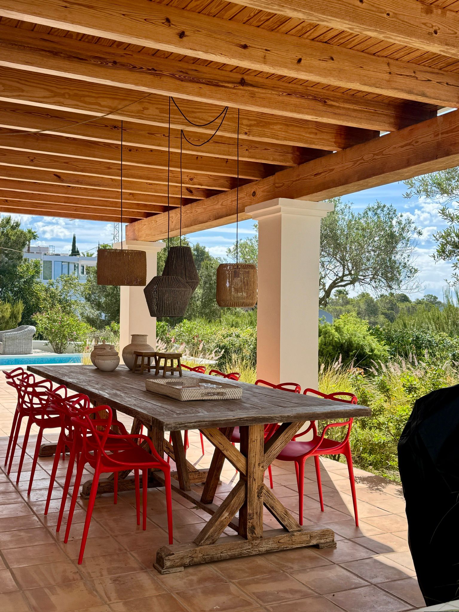 Outdoor-Esstafel unter Pergola