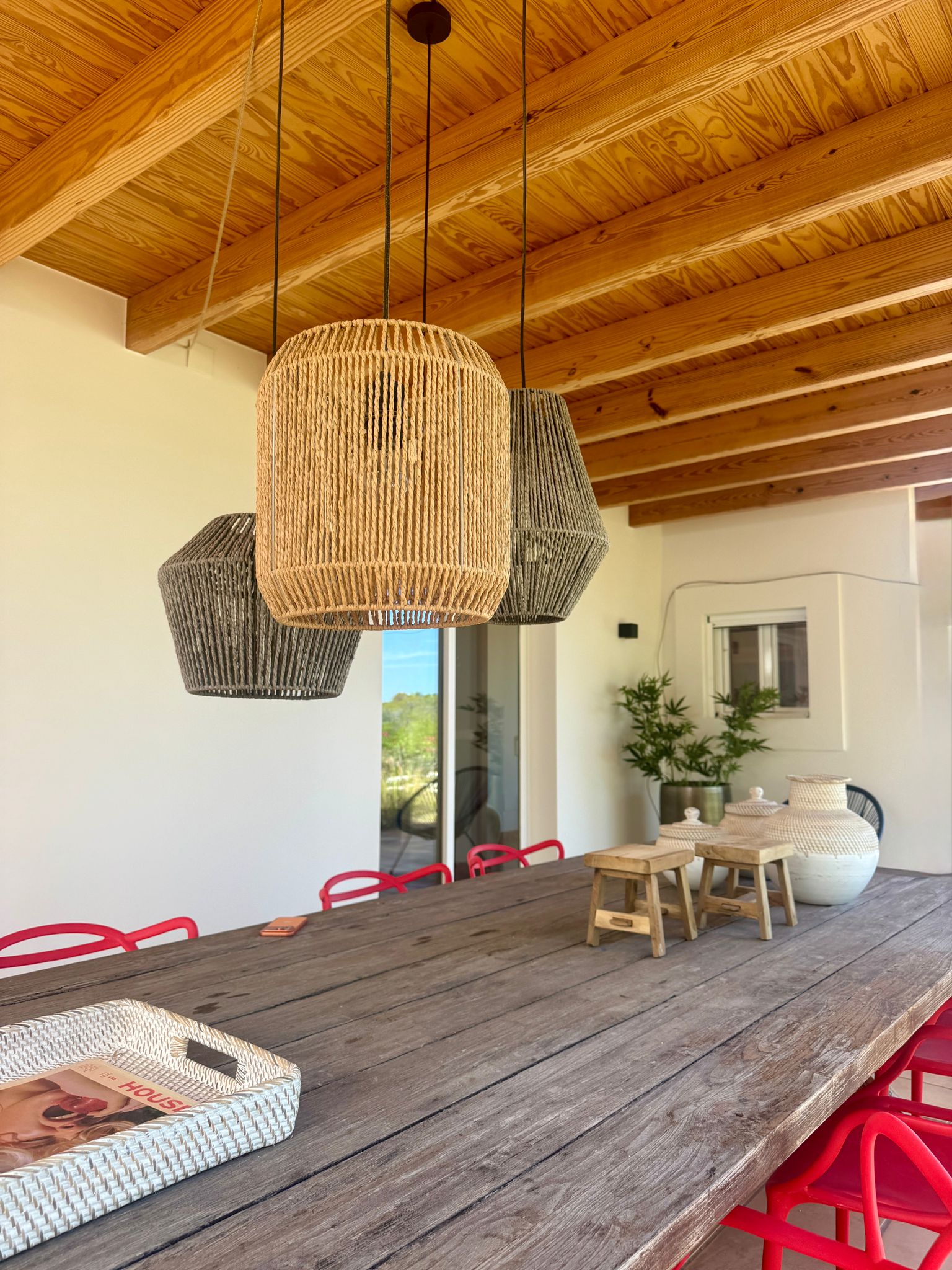 Esszimmer mit rustikalem Holztisch