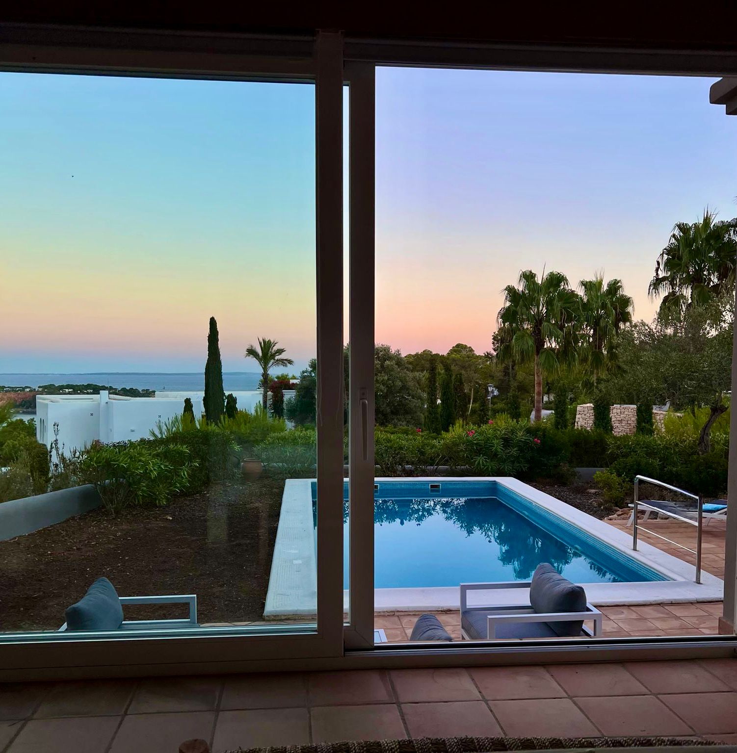 Poolblick aus dem Innenraum bei Sonnenuntergang